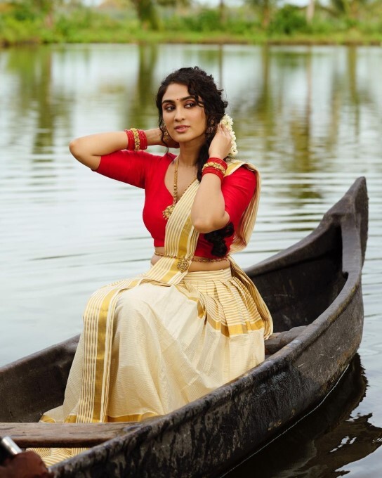 Bollywood Actress Deepti Sati Set Internet On Fire With Latest Photos