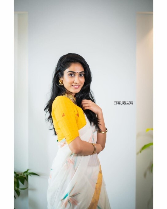 Bollywood Actress Deepti Sati Set Internet On Fire With Latest Photos