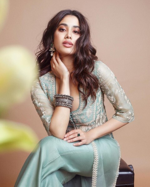 Bollywood Actress Janhvi Kapoor Looks Stunning In This Latest Outfit
