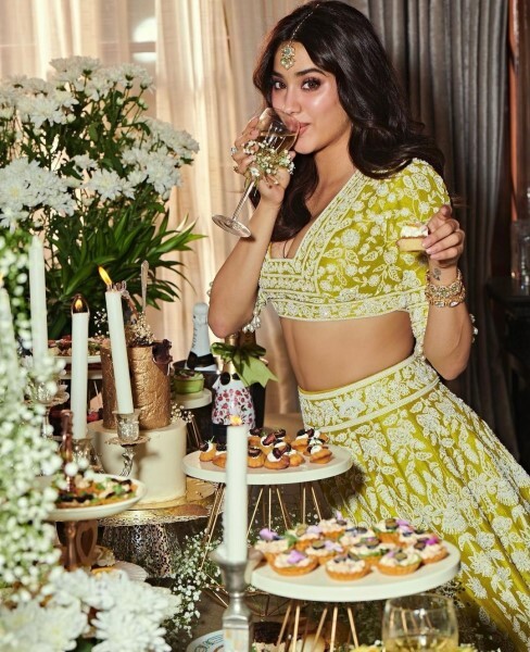 Bollywood Actress Janhvi Kapoor Looks Stunning In This Latest Outfit