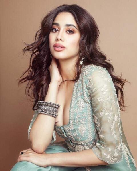 Bollywood Actress Janhvi Kapoor Looks Stunning In This Latest Outfit