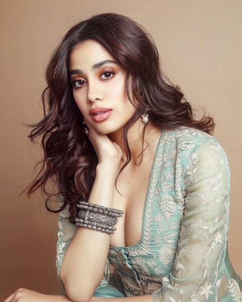 Bollywood Actress Janhvi Kapoor Looks Stunning In This Latest Outfit