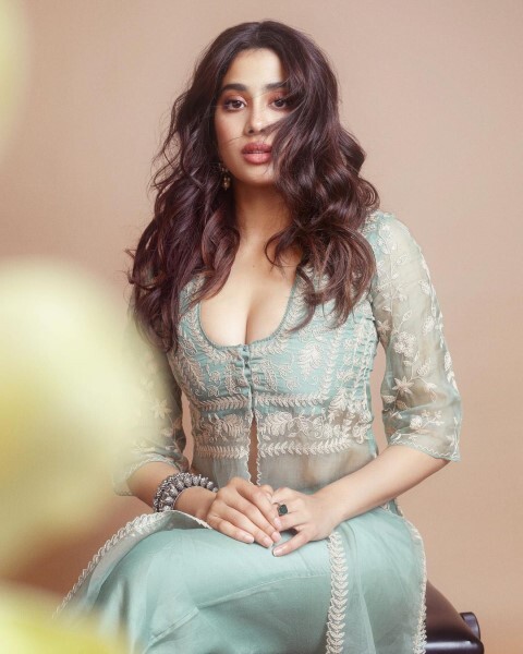 Bollywood Actress Janhvi Kapoor Looks Stunning In This Latest Outfit