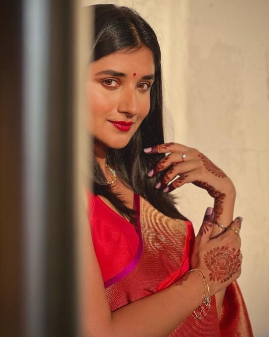 Bollywood Actress Kanika Mann Looks Stunning In Saree