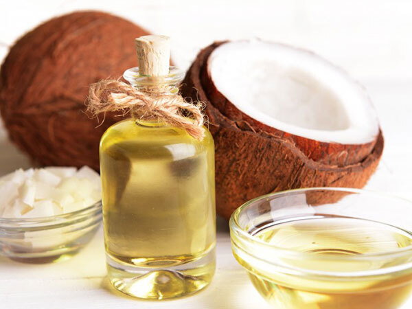 Coconut Oil Beauty tips: കടുക് വറുക്കാനും തലയില്‍ തേക്കാനും മാത്രമല്ല വെളിച്ചെണ്ണ: പല്ല് വരെ വെളുപ്പിക്കാം, കലക്കന്‍ ടിപ്സുകള്‍ അറിയാം