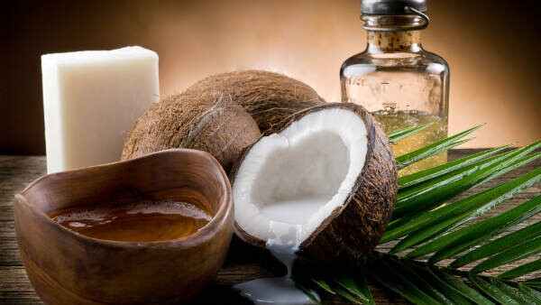Coconut Oil Beauty tips: കടുക് വറുക്കാനും തലയില്‍ തേക്കാനും മാത്രമല്ല വെളിച്ചെണ്ണ: പല്ല് വരെ വെളുപ്പിക്കാം, കലക്കന്‍ ടിപ്സുകള്‍ അറിയാം