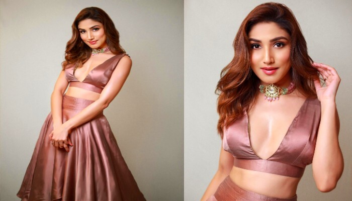 Donal Bisht hot pics: डोनल बिष्ट ने पहना डीपनेक लहंगा, बोल्डनेस ऐसी कि धड़क उठे किसी का भी दिल 