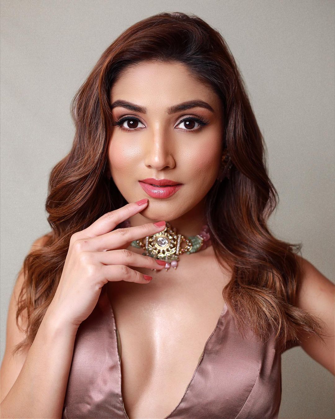 Donal Bisht hot pics: डोनल बिष्ट ने पहना डीपनेक लहंगा, बोल्डनेस ऐसी कि धड़क उठे किसी का भी दिल 