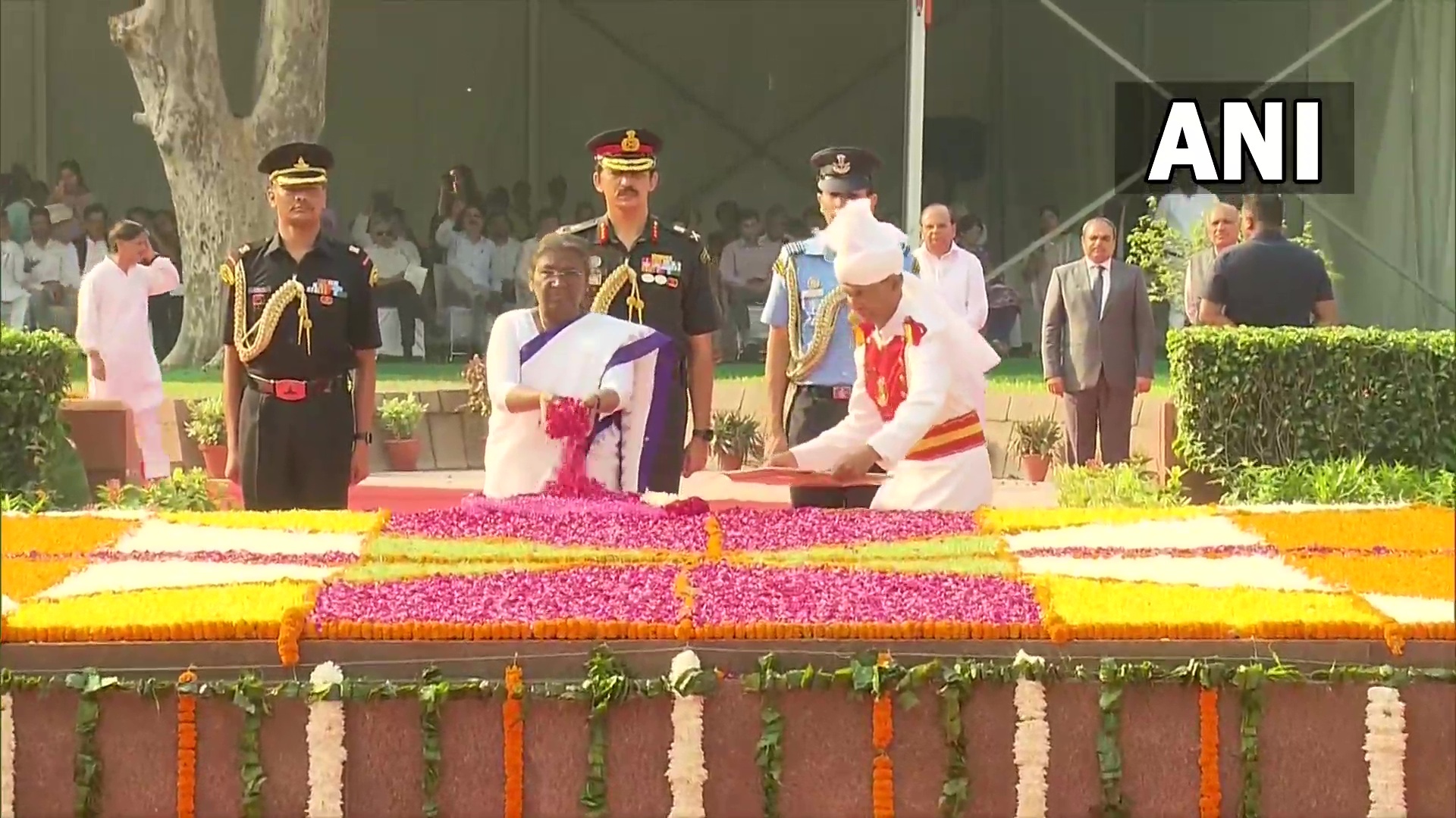 Gandhi Jayanti: महात्मा गांधी की 153वीं जयंती पर राष्ट्रपति, उपराष्ट्रपति, पीएम मोदी व सोनिया गांधी ने अर्पित की श्रद्धांजलि