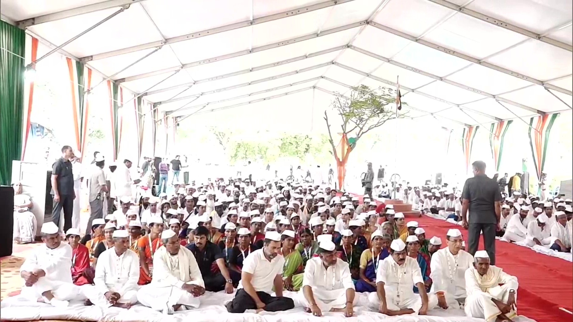 Gandhi Jayanti: महात्मा गांधी की 153वीं जयंती पर राष्ट्रपति, उपराष्ट्रपति, पीएम मोदी व सोनिया गांधी ने अर्पित की श्रद्धांजलि