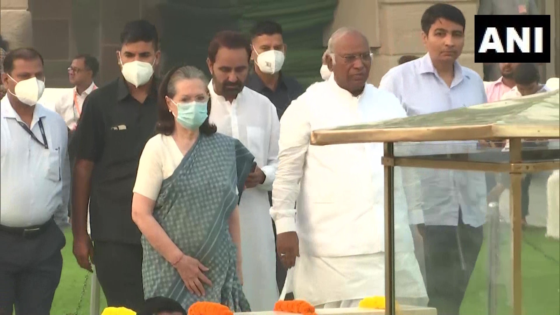 Gandhi Jayanti: महात्मा गांधी की 153वीं जयंती पर राष्ट्रपति, उपराष्ट्रपति, पीएम मोदी व सोनिया गांधी ने अर्पित की श्रद्धांजलि