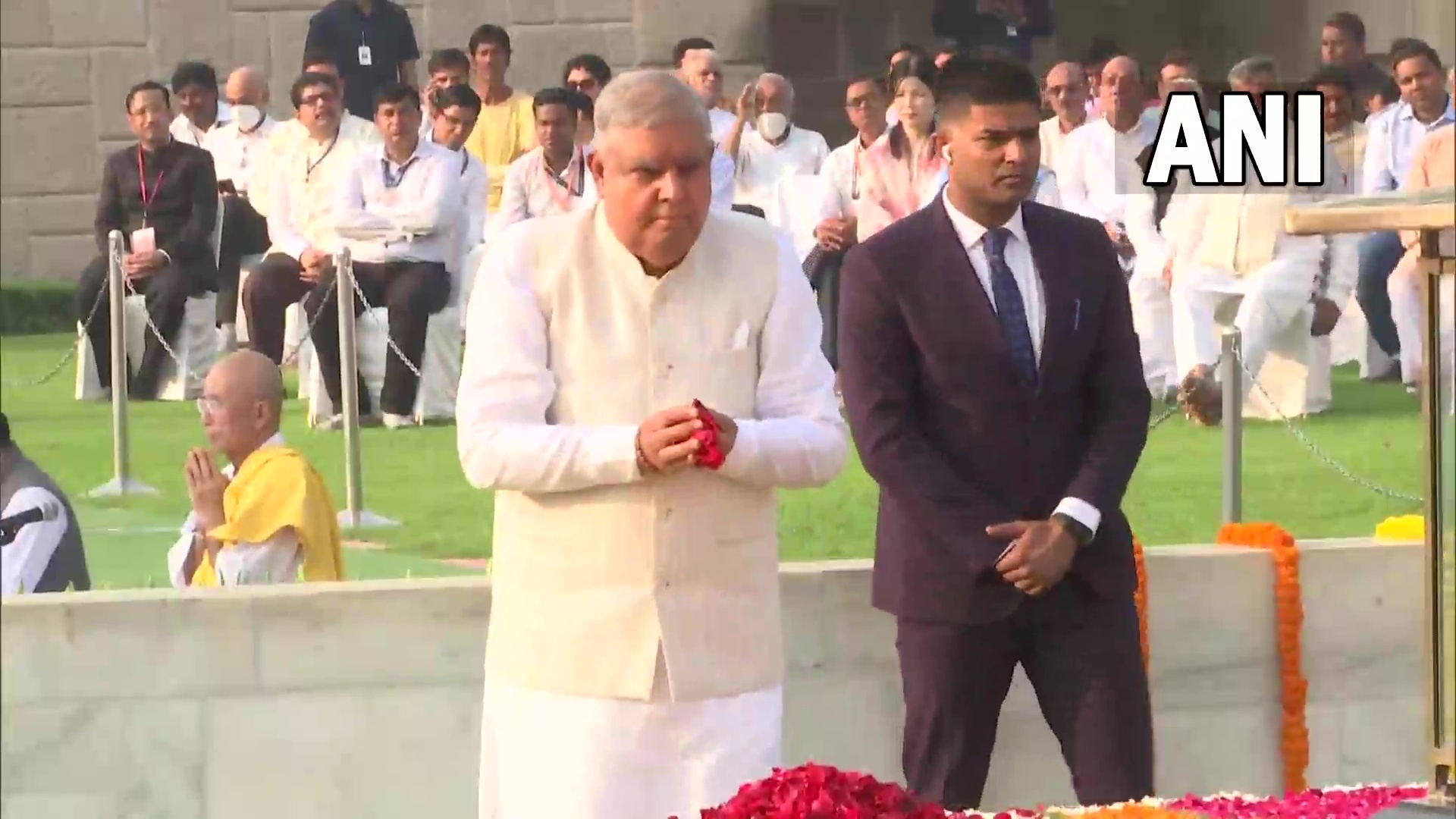 Gandhi Jayanti: महात्मा गांधी की 153वीं जयंती पर राष्ट्रपति, उपराष्ट्रपति, पीएम मोदी व सोनिया गांधी ने अर्पित की श्रद्धांजलि