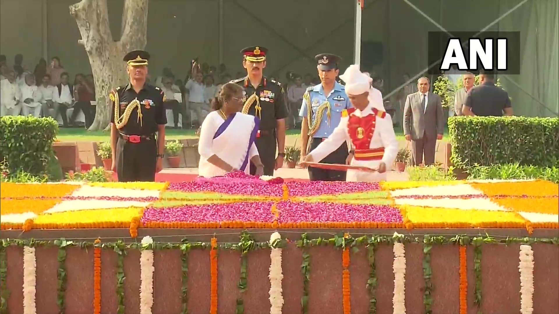 Gandhi Jayanti: महात्मा गांधी की 153वीं जयंती पर राष्ट्रपति, उपराष्ट्रपति, पीएम मोदी व सोनिया गांधी ने अर्पित की श्रद्धांजलि