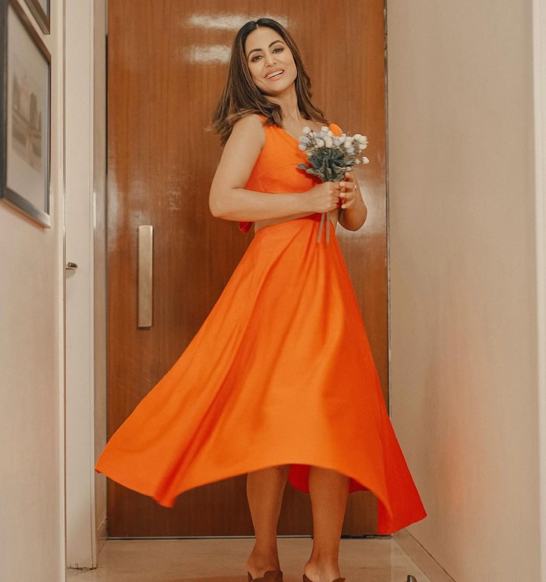 Hina Khan Photos: हिना खान ने लगाया Boldness का तड़का, बिन ब्रा पहने फ्लॉन्ट किया हाई क्लीवेज