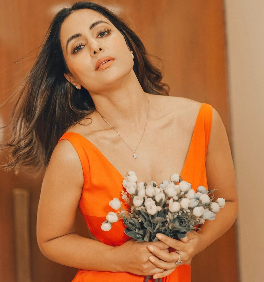 Hina Khan Photos: हिना खान ने लगाया Boldness का तड़का, बिन ब्रा पहने फ्लॉन्ट किया हाई क्लीवेज