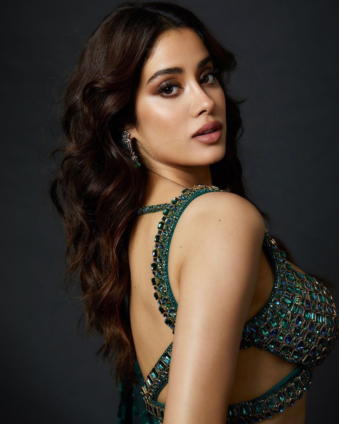 Janhvi Kapoor Pics: ग्रीन कलर के लहंगा चोली में नजर आईं एक्ट्रेस जान्हवी कपूर, स्टाइलिश अंदाज और खूबसूरती पर फिदा हुए फैंस