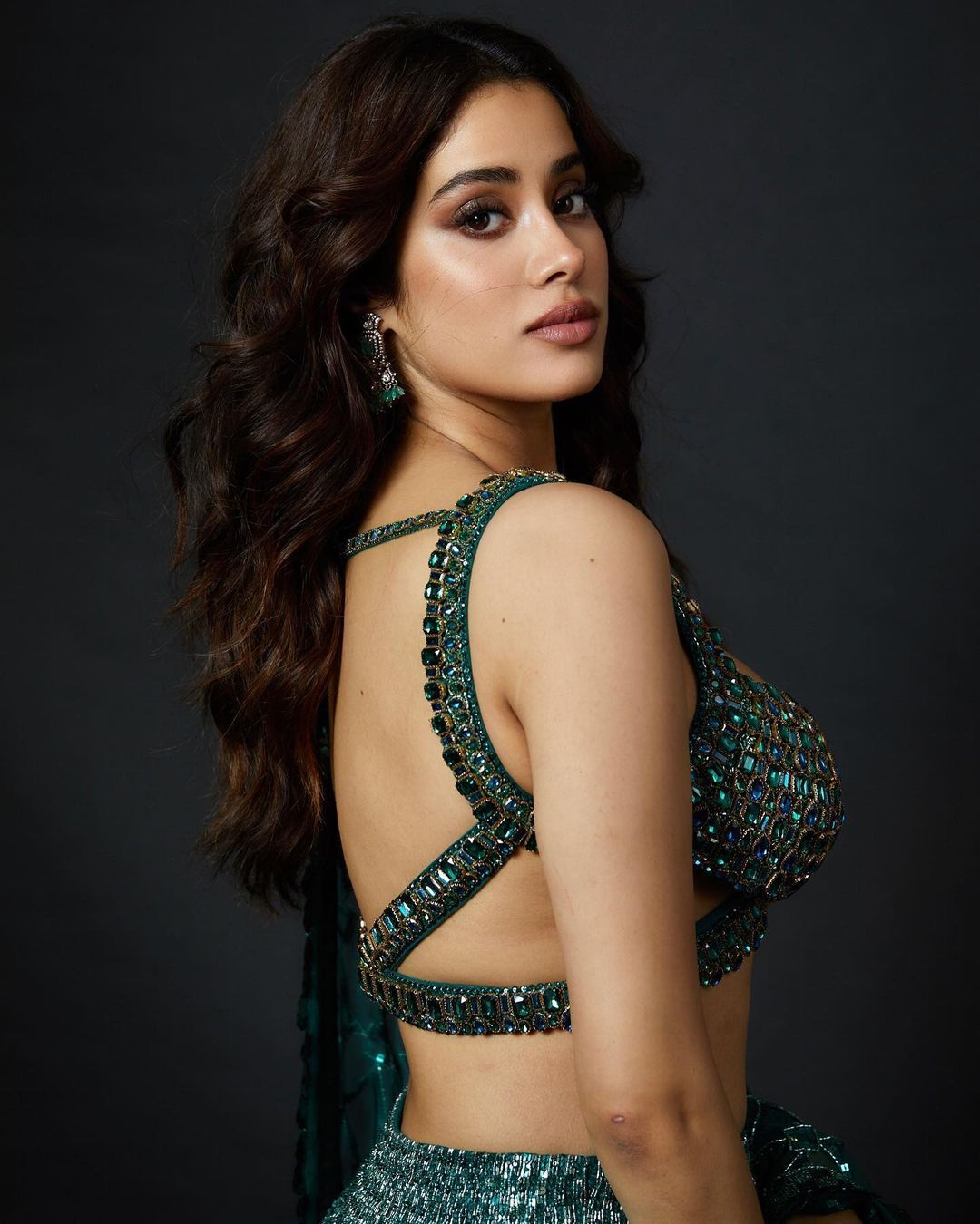 Janhvi Kapoor Pics: ग्रीन कलर के लहंगा चोली में नजर आईं एक्ट्रेस जान्हवी कपूर, स्टाइलिश अंदाज और खूबसूरती पर फिदा हुए फैंस