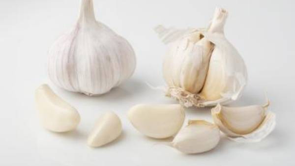 Pimples: മുഖക്കുരു മാറ്റാന്‍ വെളുത്തുള്ളി മതി..ഇതാ സിംപിള്‍ ടിപ്‌സ്..