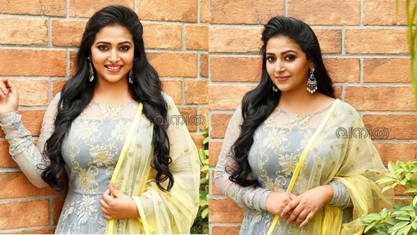 Anu Sithara: സിംപിൾ ആന്റ് ക്യൂട്ട്... വനിത ഗേളായി അനു സിതാര, സോഷ്യൽ മീഡിയയിൽ തിളങ്ങി നടി