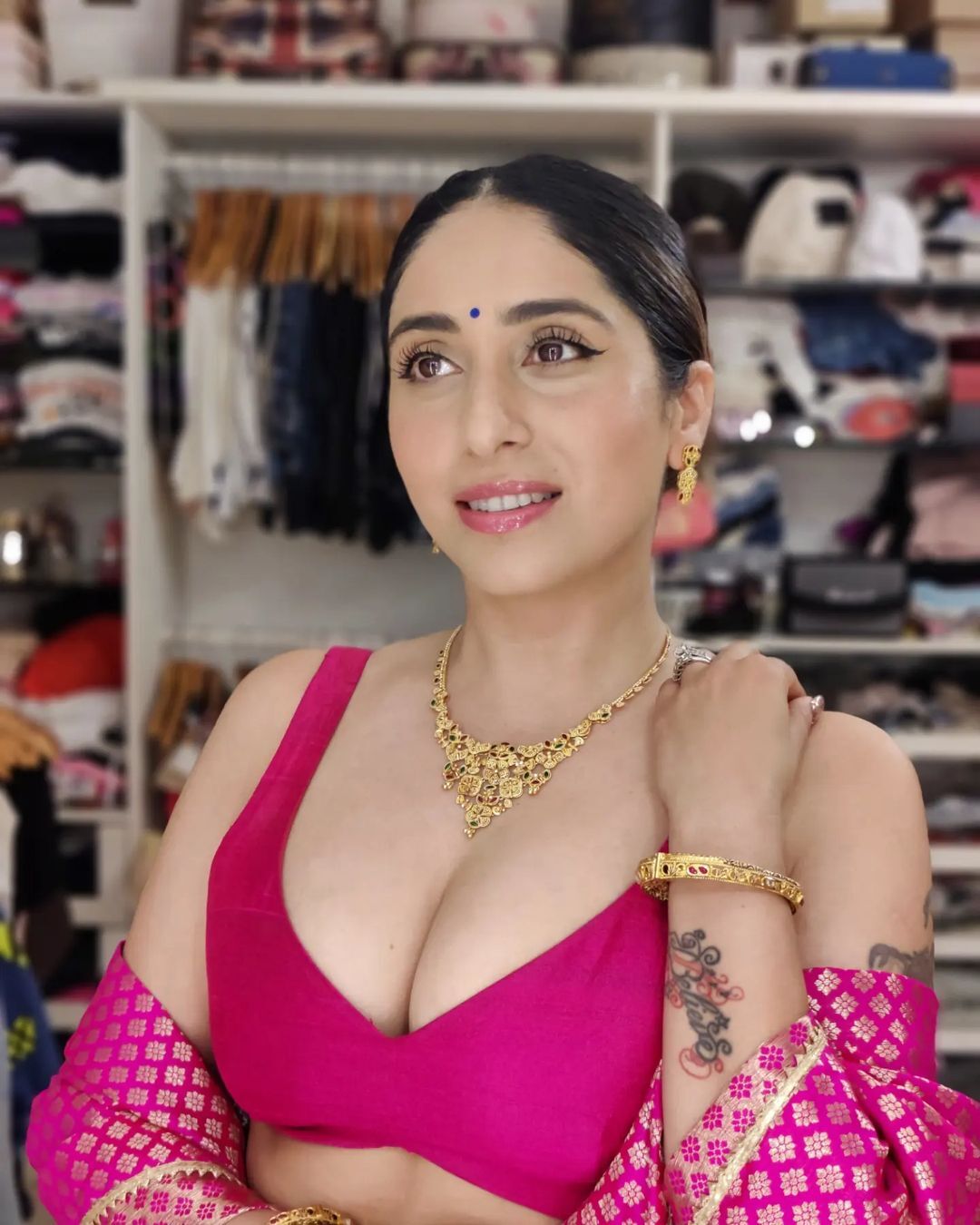 Neha Bhasin Photos: नेहा भसीन ने डीप नेक लहंगा पहन बढ़ाई फैंस के दिलों की धड़कनें, खूबसूरत सी स्माइल पर अटका फैंस का दिल