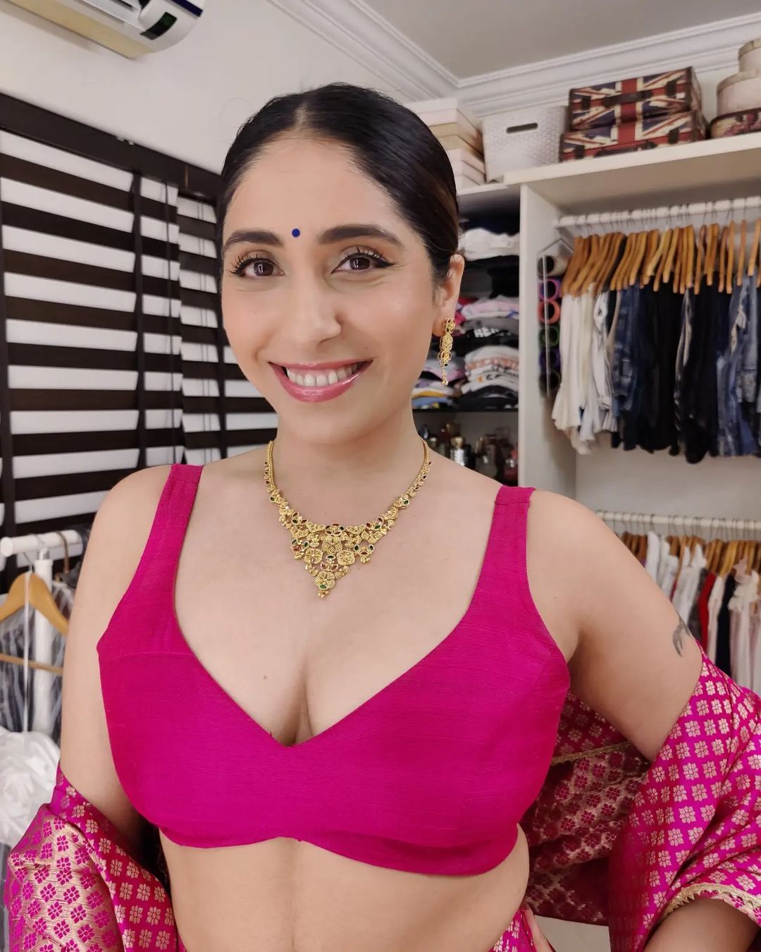 Neha Bhasin Photos: नेहा भसीन ने डीप नेक लहंगा पहन बढ़ाई फैंस के दिलों की धड़कनें, खूबसूरत सी स्माइल पर अटका फैंस का दिल