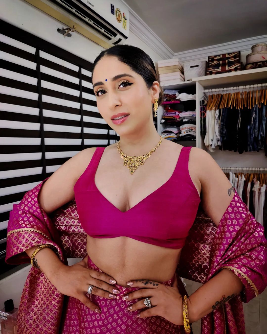 Neha Bhasin Photos: नेहा भसीन ने डीप नेक लहंगा पहन बढ़ाई फैंस के दिलों की धड़कनें, खूबसूरत सी स्माइल पर अटका फैंस का दिल