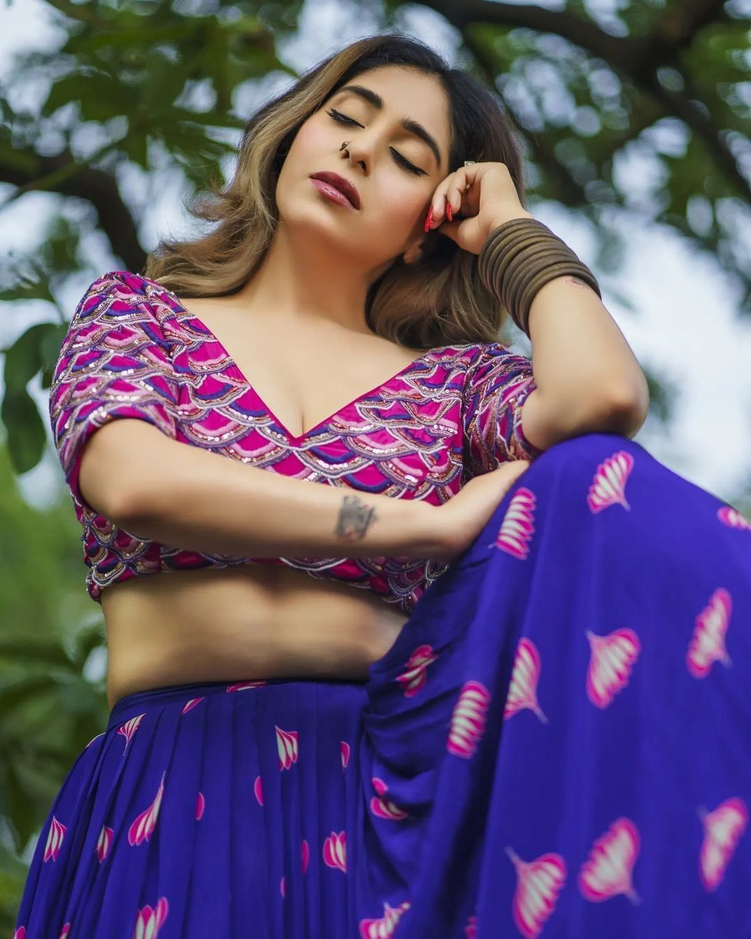 Neha Bhasin Photos: नेहा भसीन ने डीप नेक लहंगा पहन बढ़ाई फैंस के दिलों की धड़कनें, खूबसूरत सी स्माइल पर अटका फैंस का दिल