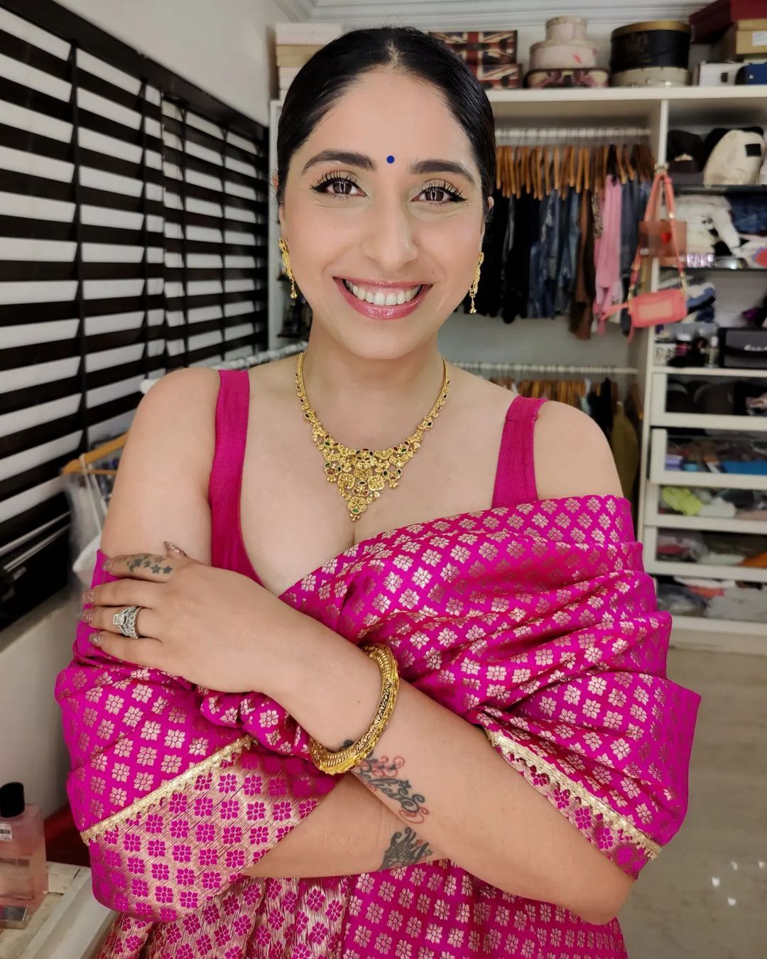 Neha Bhasin Photos: नेहा भसीन ने डीप नेक लहंगा पहन बढ़ाई फैंस के दिलों की धड़कनें, खूबसूरत सी स्माइल पर अटका फैंस का दिल