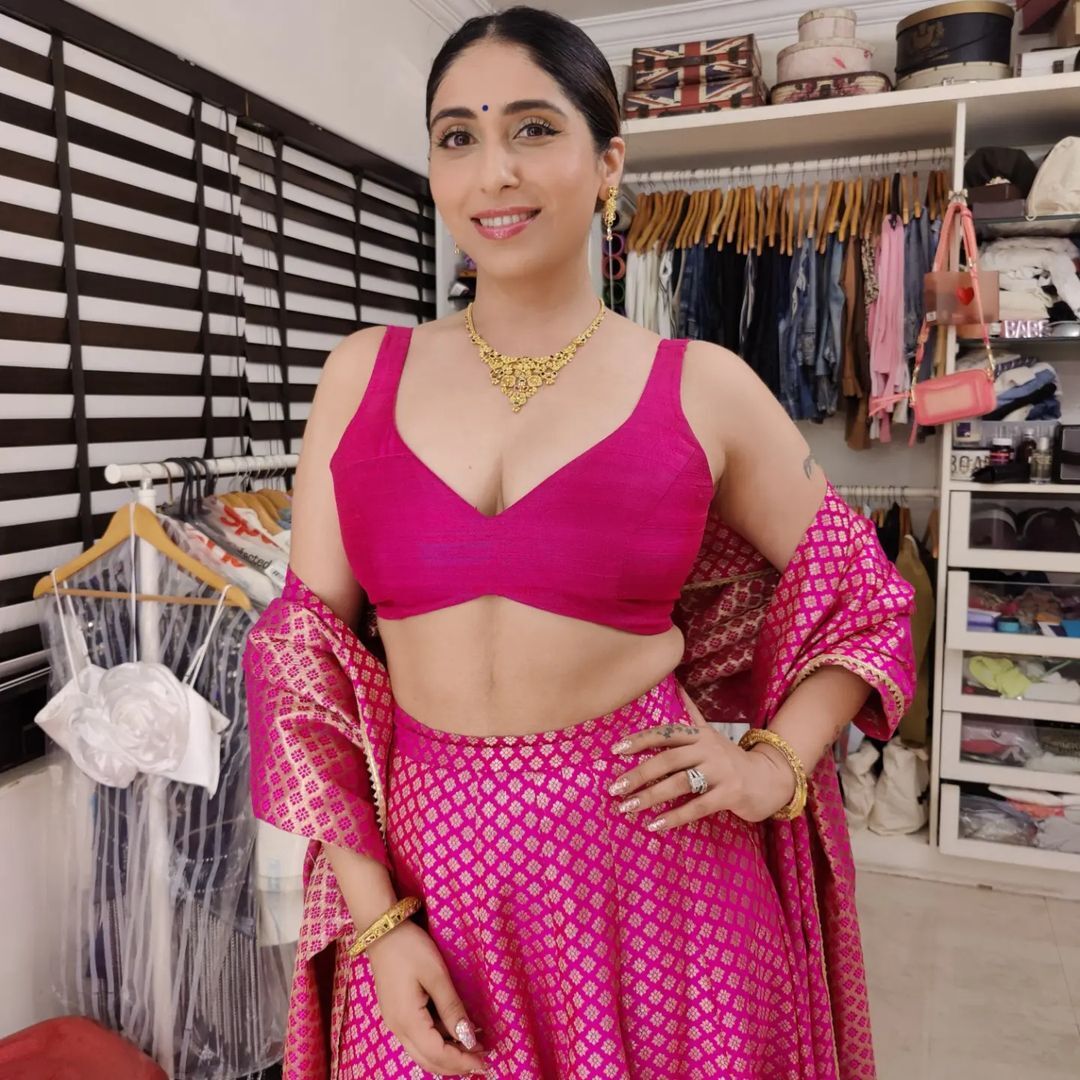 Neha Bhasin Photos: नेहा भसीन ने डीप नेक लहंगा पहन बढ़ाई फैंस के दिलों की धड़कनें, खूबसूरत सी स्माइल पर अटका फैंस का दिल