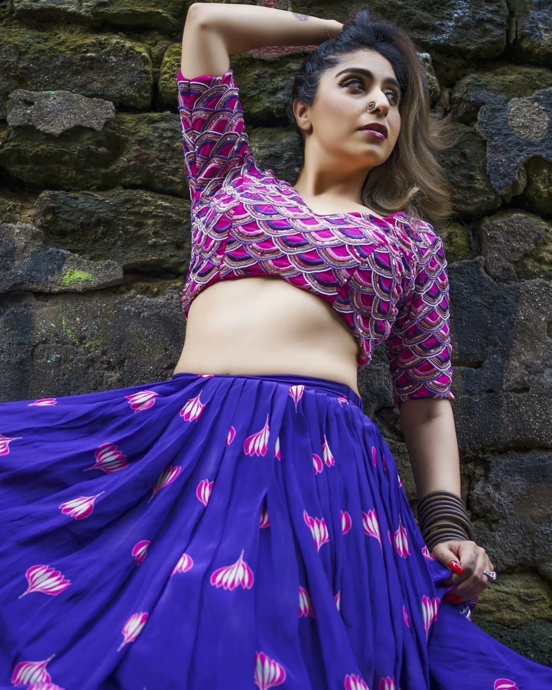 Neha Bhasin Photos: नेहा भसीन ने डीप नेक लहंगा पहन बढ़ाई फैंस के दिलों की धड़कनें, खूबसूरत सी स्माइल पर अटका फैंस का दिल