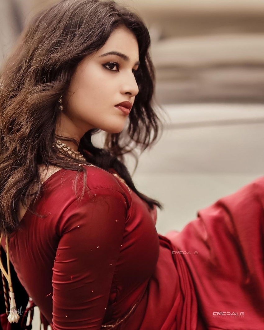 PHOTOS : டாப் நடிகைகளுக்கே டஃப் கொடுக்குறாங்களே! மனதை மயக்கும் டாப் 10 மலையாள சீரியல் நடிகைகள்.. நச் லிஸ்ட் இதோ.. 