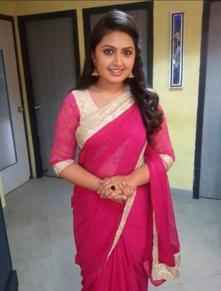 PHOTOS : டாப் நடிகைகளுக்கே டஃப் கொடுக்குறாங்களே! மனதை மயக்கும் டாப் 10 மலையாள சீரியல் நடிகைகள்.. நச் லிஸ்ட் இதோ.. 