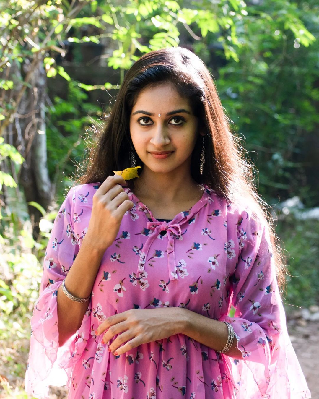 PHOTOS : டாப் நடிகைகளுக்கே டஃப் கொடுக்குறாங்களே! மனதை மயக்கும் டாப் 10 மலையாள சீரியல் நடிகைகள்.. நச் லிஸ்ட் இதோ.. 