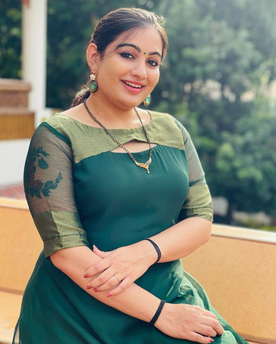 PHOTOS : டாப் நடிகைகளுக்கே டஃப் கொடுக்குறாங்களே! மனதை மயக்கும் டாப் 10 மலையாள சீரியல் நடிகைகள்.. நச் லிஸ்ட் இதோ.. 