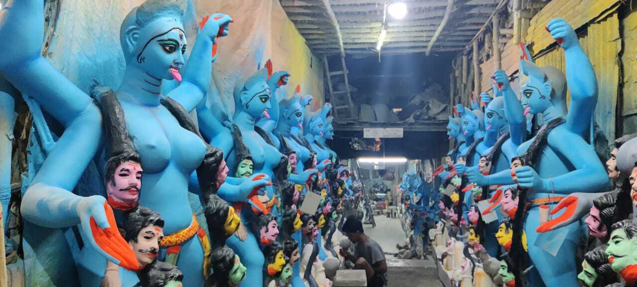 Photos: दिवाली पर मां काली की पूजा के लिए सज गया पश्चिम बंगाल, 2 साल बाद धूमधाम से मनाई जाएगी काली चौदस
