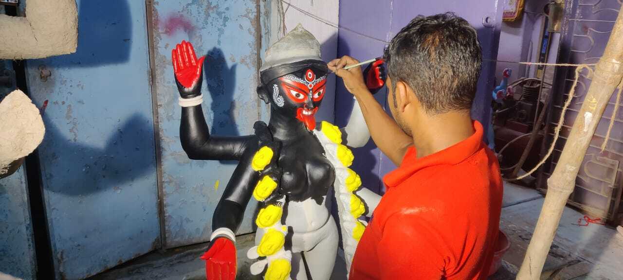 Photos: दिवाली पर मां काली की पूजा के लिए सज गया पश्चिम बंगाल, 2 साल बाद धूमधाम से मनाई जाएगी काली चौदस