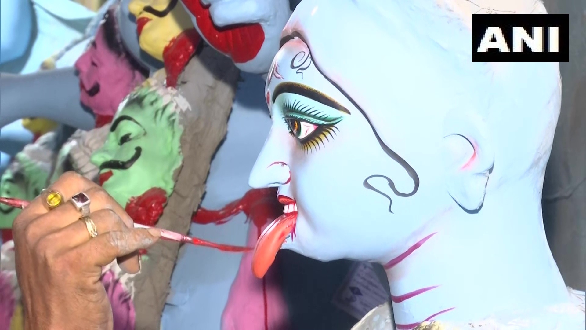 Photos: दिवाली पर मां काली की पूजा के लिए सज गया पश्चिम बंगाल, 2 साल बाद धूमधाम से मनाई जाएगी काली चौदस