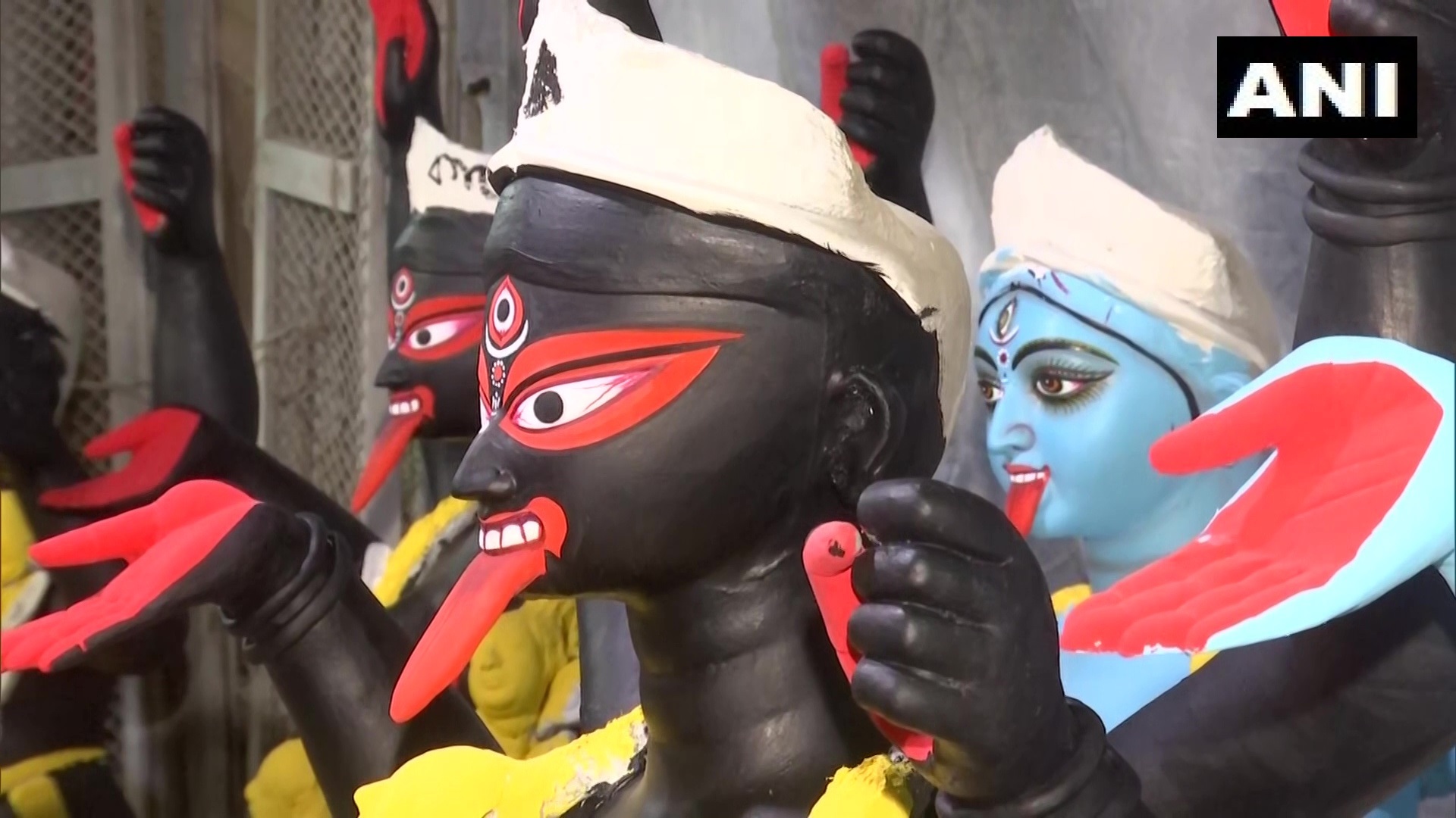 Photos: दिवाली पर मां काली की पूजा के लिए सज गया पश्चिम बंगाल, 2 साल बाद धूमधाम से मनाई जाएगी काली चौदस