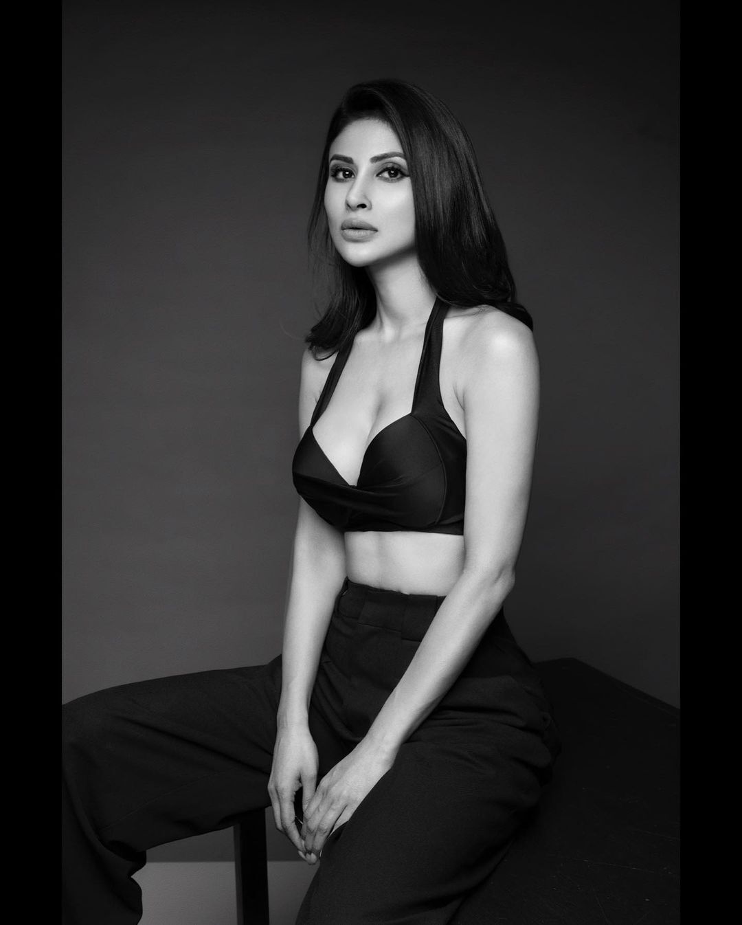 Photos: फोटोशूट के लिए टॉपलेस हुईं Mouni Roy, सेक्सी ब्लैक ब्रा पहने एक्ट्रेस ने इंटरनेट पर लगाई आग