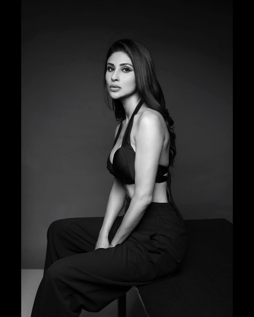 Photos: फोटोशूट के लिए टॉपलेस हुईं Mouni Roy, सेक्सी ब्लैक ब्रा पहने एक्ट्रेस ने इंटरनेट पर लगाई आग