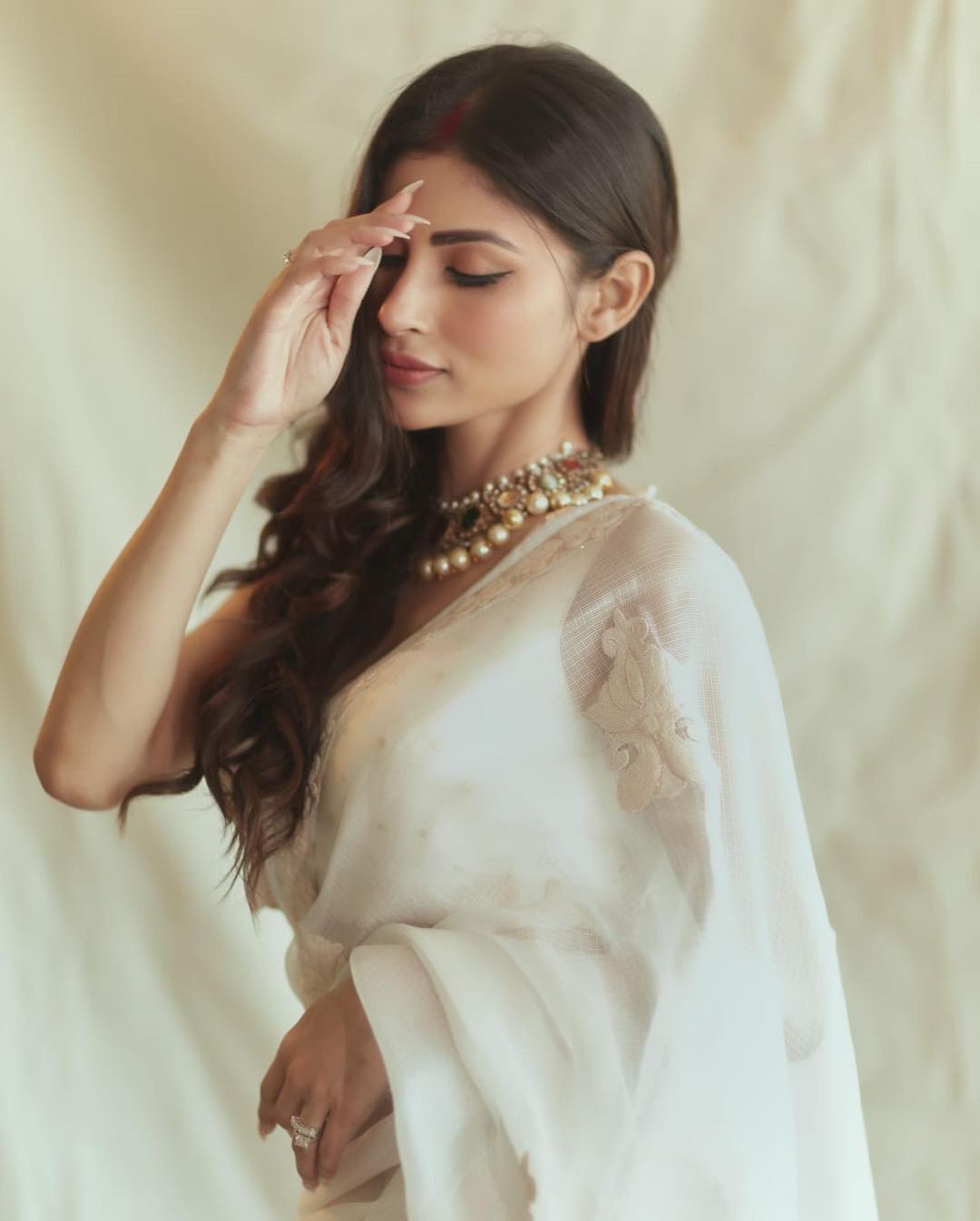 Photos: फोटोशूट के लिए टॉपलेस हुईं Mouni Roy, सेक्सी ब्लैक ब्रा पहने एक्ट्रेस ने इंटरनेट पर लगाई आग