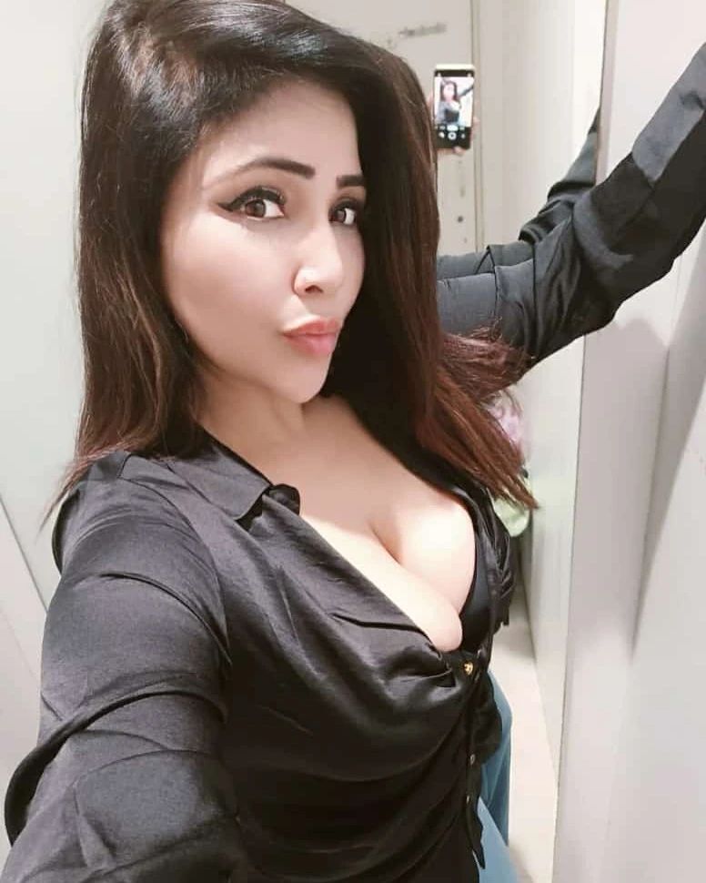 PHOTOS : பிளாக் டிரஸ்ஸில் அழகு தேவதையாக மின்னும் ராஜ்சி வர்மா.. கிறங்கடிக்கும்  வேற லெவல் போட்டோஸ் இதோ!