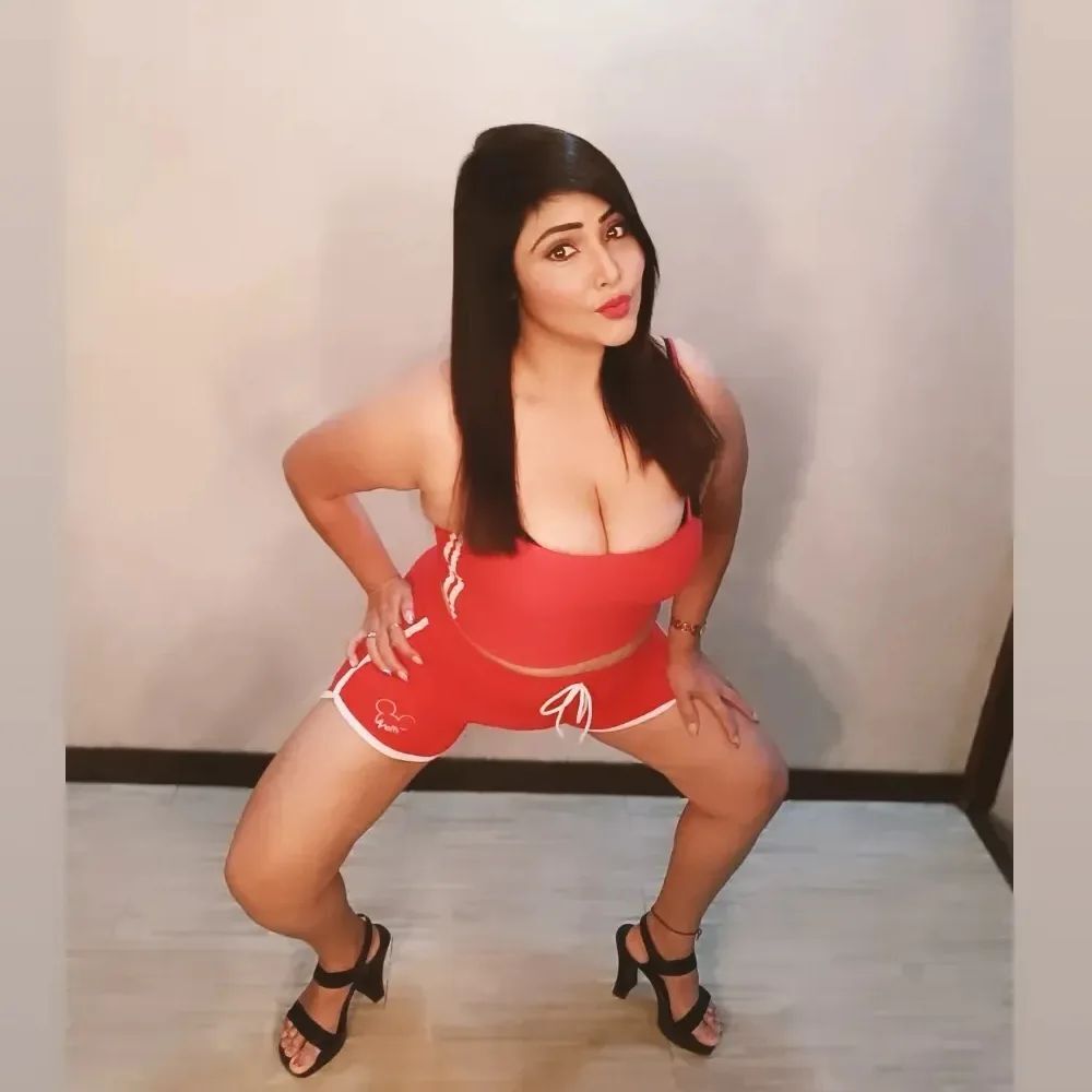 PHOTOS : பிளாக் டிரஸ்ஸில் அழகு தேவதையாக மின்னும் ராஜ்சி வர்மா.. கிறங்கடிக்கும்  வேற லெவல் போட்டோஸ் இதோ!