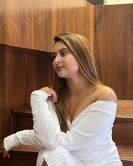 PHOTOS : பிகினியுடன் நீச்சல் குளத்தில் குதூகலமாக போஸ் கொடுத்த ஐஸ்வர்யா.. ரசிகர்களை ஈர்க்கும் நச் ஸ்டில்ஸ் இதோ!