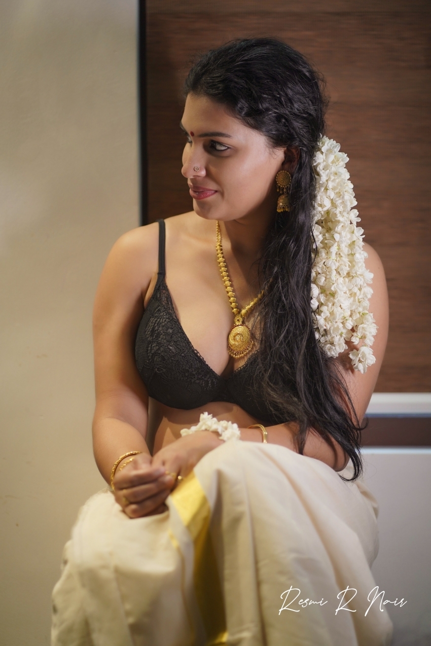 PHOTOS : அப்பப்பா.. சுண்டியிழுக்கும் அழகு.. கேரள மாடல் அழகி ரேஷ்மா நாயரின் வேற லெவல் நச் போட்டோஸ் இதோ..