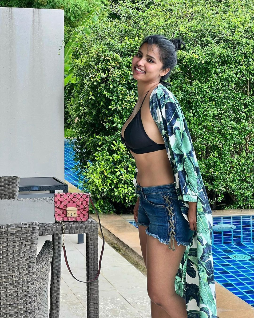 PHOTOS : வாவ்.. பிகினியில் வேற லெவல் போட்டோஷூட்.. நடிகை அனிக்கா விக்ரமனின் லேட்டஸ்ட் க்ளிக்ஸ் இதோ.. 