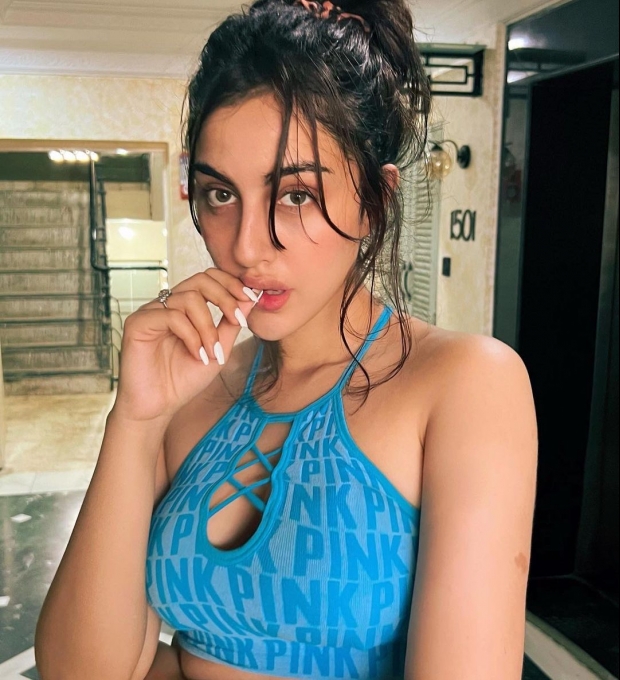 PHOTOS : டைட் டாப்பில் க்யூட்டாக போஸ் கொடுத்த சம்ரீன் கவுர்.. அசர வைக்கும் நச் ஸ்டில்ஸ் இதோ!