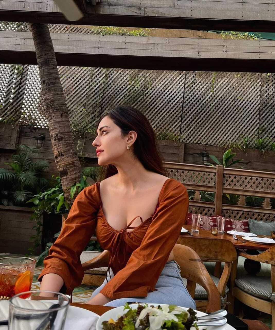 PHOTOS : டைட் டாப்பில் க்யூட்டாக போஸ் கொடுத்த சம்ரீன் கவுர்.. அசர வைக்கும் நச் ஸ்டில்ஸ் இதோ!