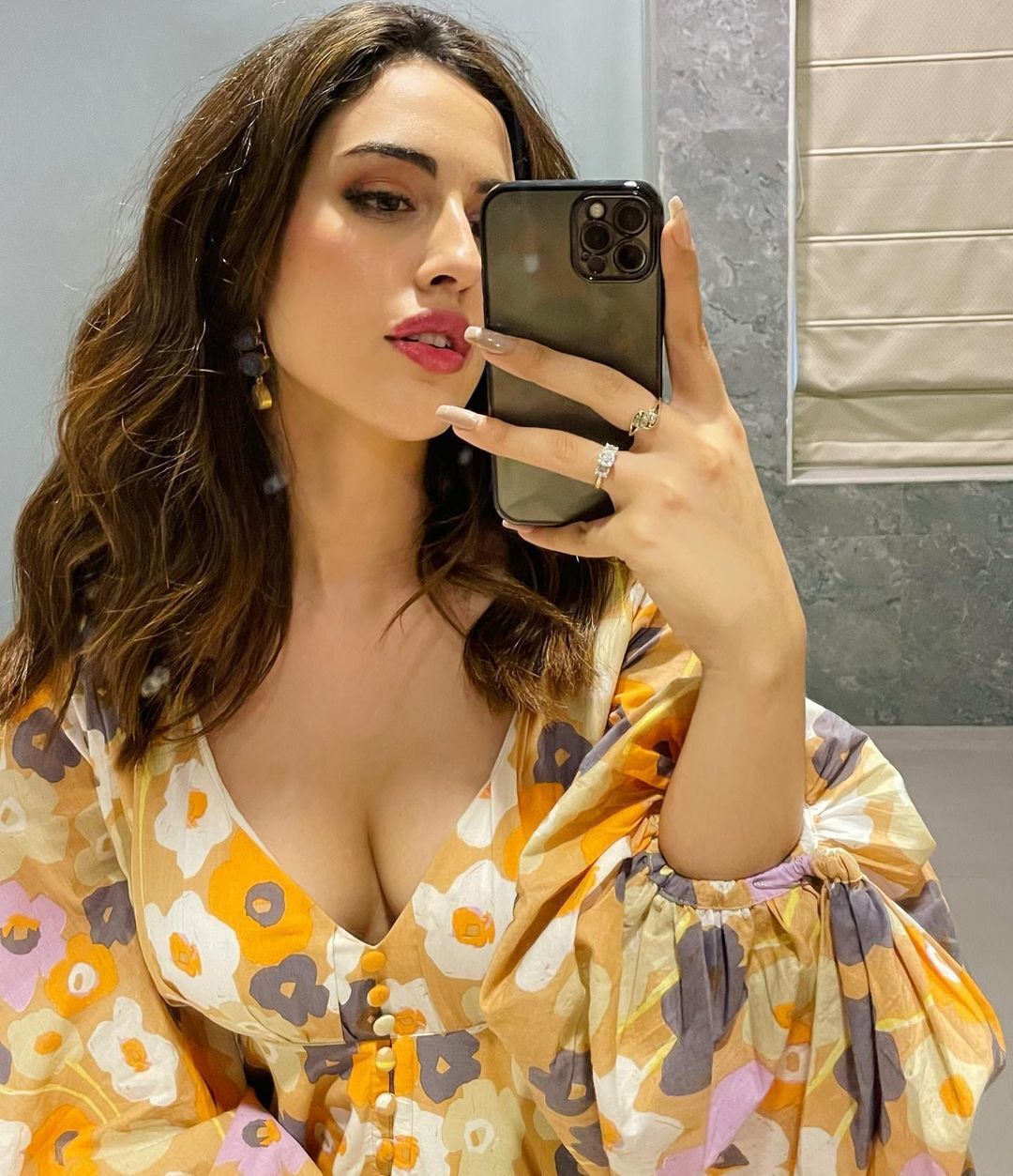 PHOTOS : டைட் டாப்பில் க்யூட்டாக போஸ் கொடுத்த சம்ரீன் கவுர்.. அசர வைக்கும் நச் ஸ்டில்ஸ் இதோ!