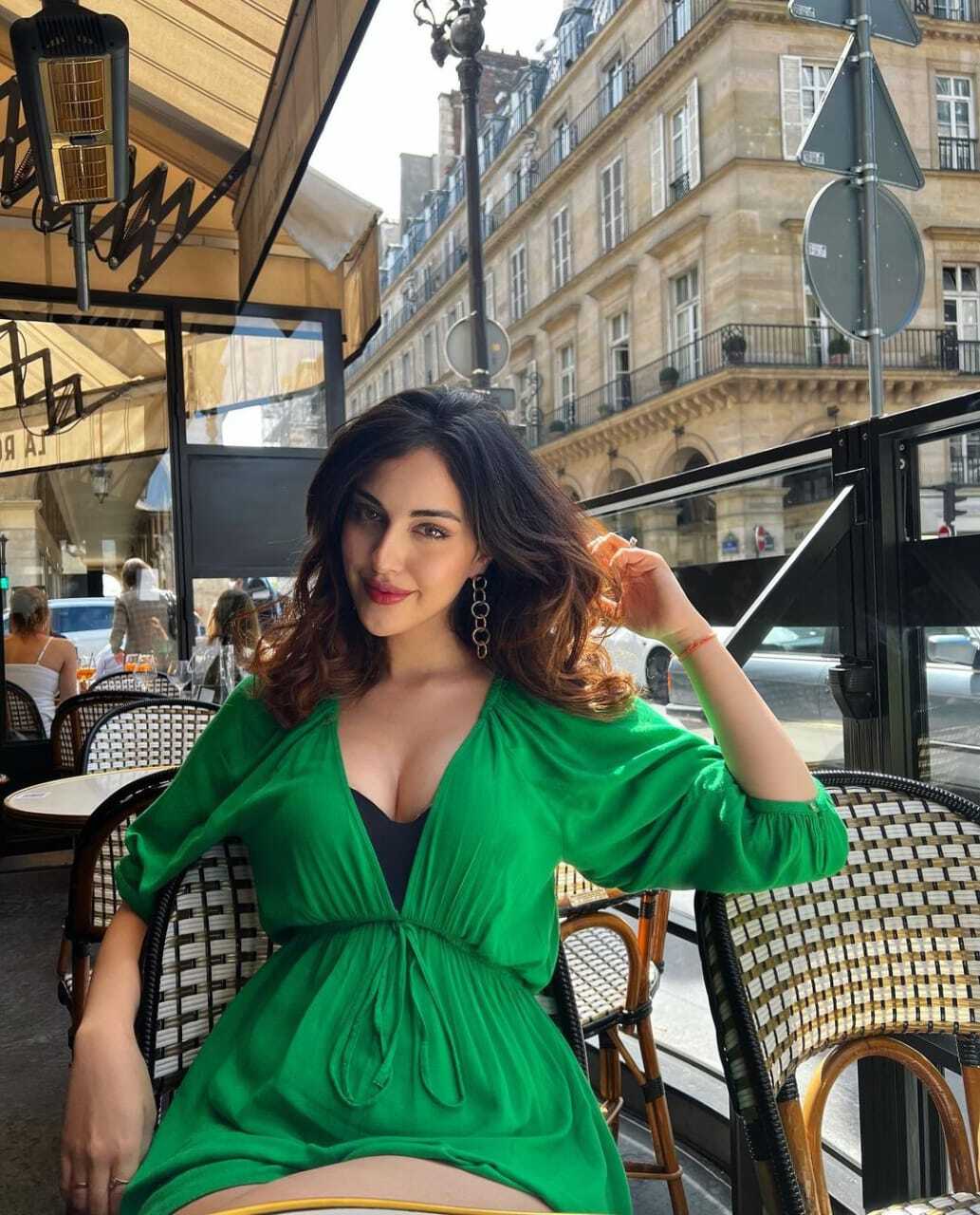 PHOTOS : டைட் டாப்பில் க்யூட்டாக போஸ் கொடுத்த சம்ரீன் கவுர்.. அசர வைக்கும் நச் ஸ்டில்ஸ் இதோ!